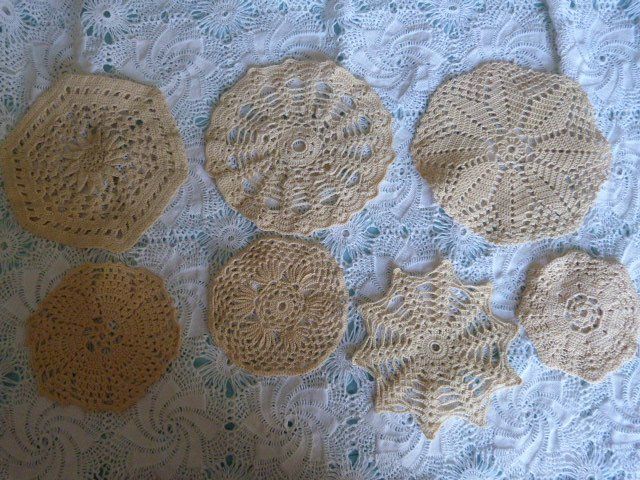 Altra biancheria da tavola: 7 Häkeldeckeli, beige, Handarbeit, Boho-Style – Usato da Nunningen venduto da Ave51