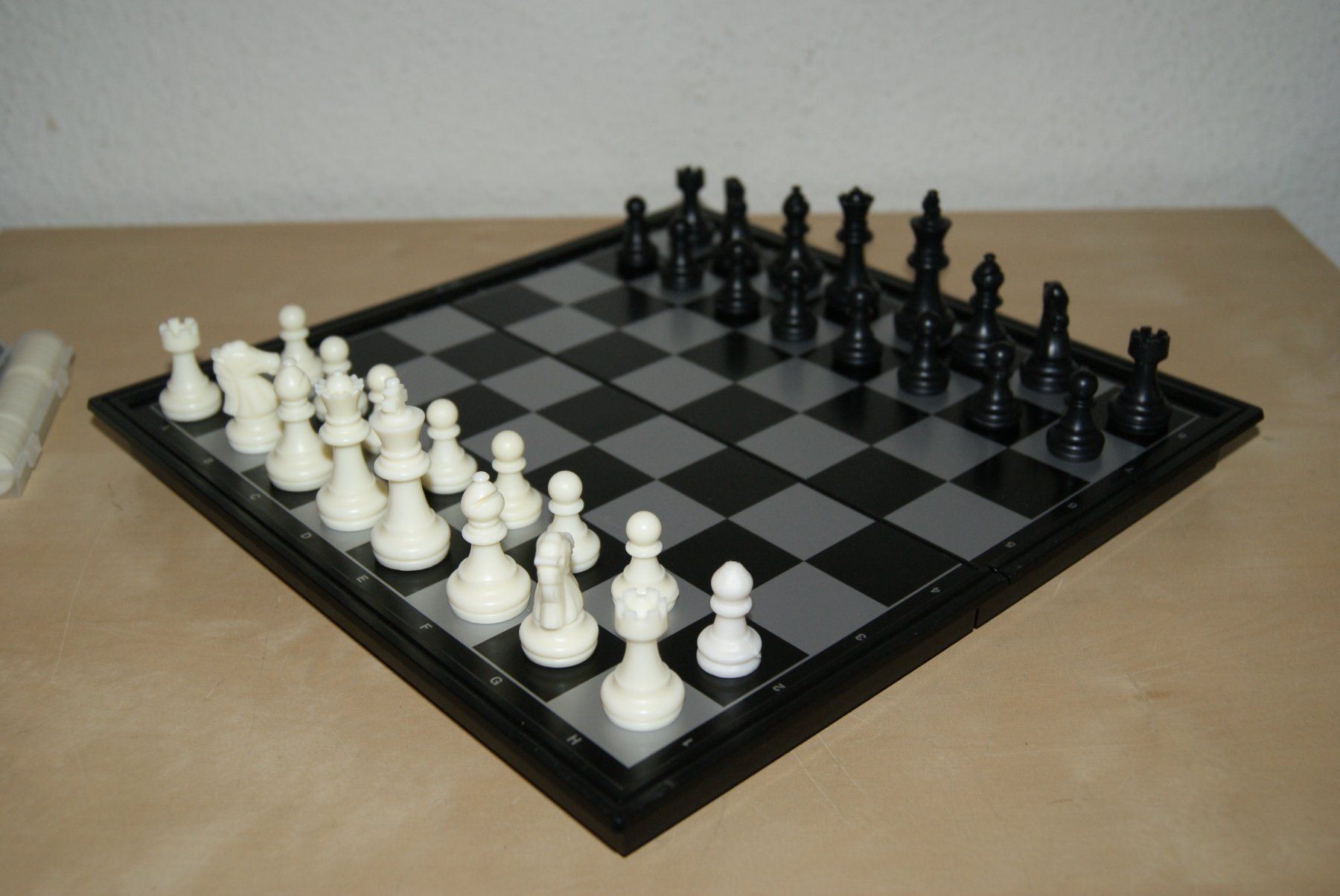 Spiele: Schachbrett – Box - mit Kunststoff Figuren – Gebraucht aus Zürich von Widi1 5