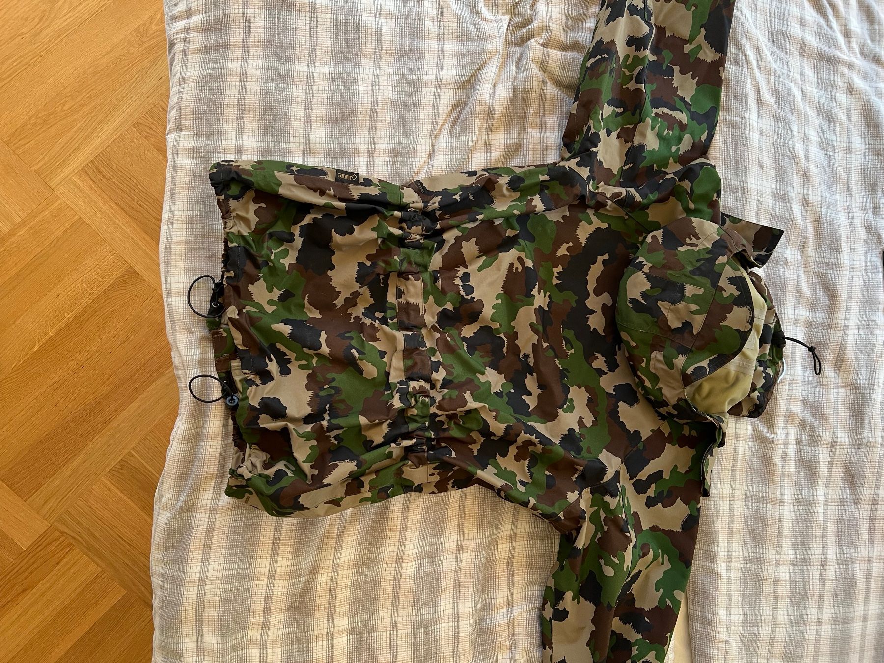 Schweizer Armee Giacche: Gore Tex Jacke ARMEE mit Kapuze – Usato da Bex venduto da RicDealer 3