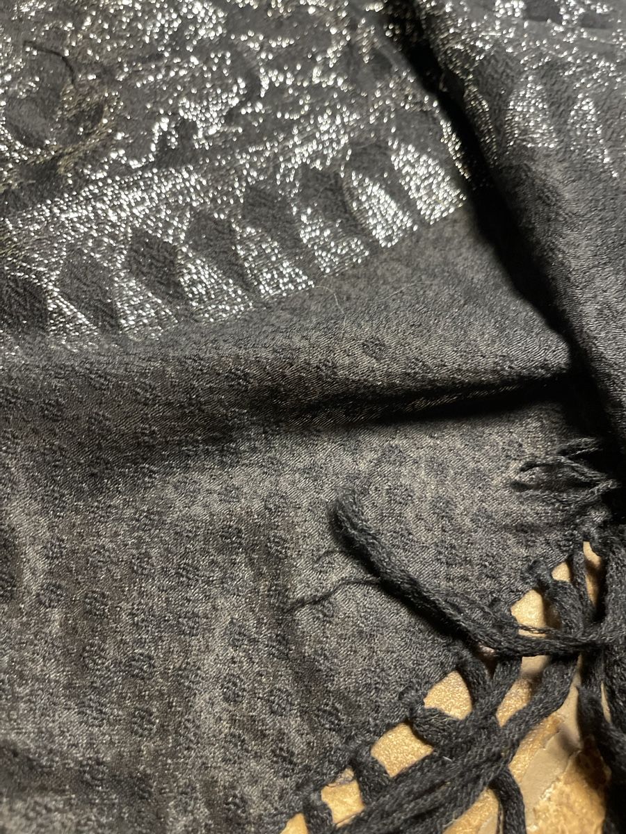 Foulard & Sciarpe: Chic Sciarpa nera con disegni argentati, elegante e calda. – Nuovo (secondo la descrizione) da Gordevio venduto da LanaZimm 2