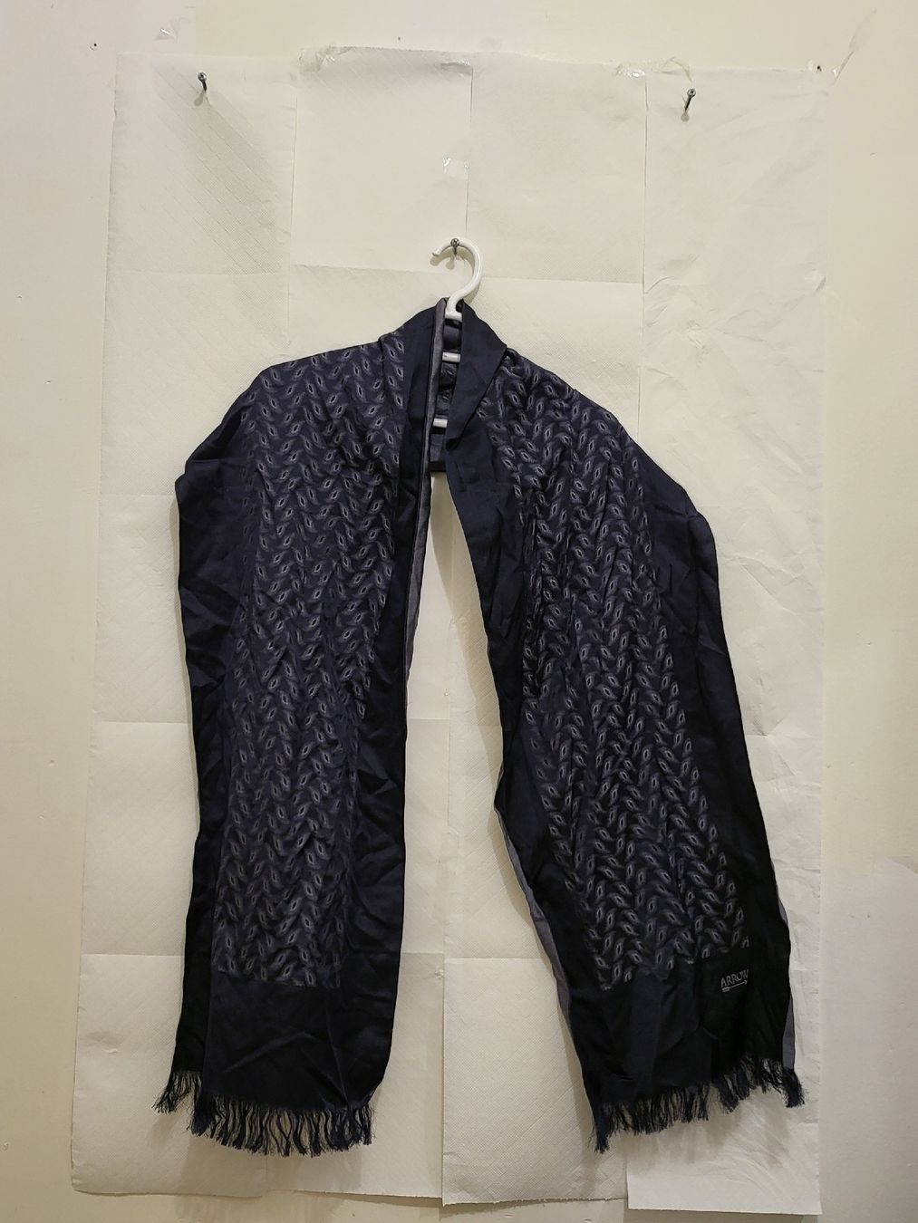 Foulard & Sciarpe: Écharpe en soie Arrow Élégant – Usato da Niedergösgen venduto da Eva2410