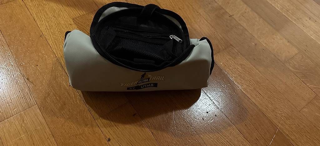 Kosmetikkoffer: Aufhängbares Necessaire – Gebraucht aus Grindelwald von hintkar 1