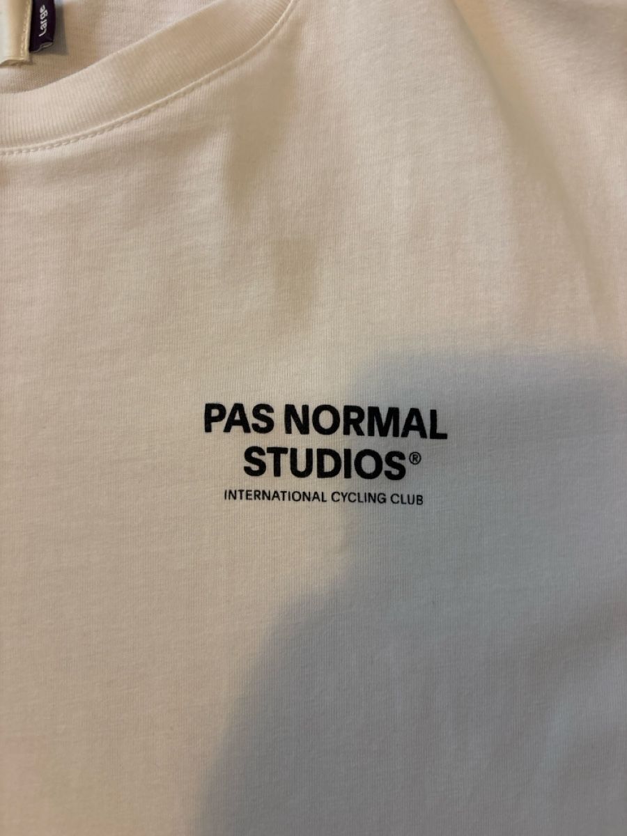 Pas Normal Studios T-shirts: Pas Normal Studios T-Shirt weiss Grösse L – Neuf (Voir description) à Zürich par Jayson 2