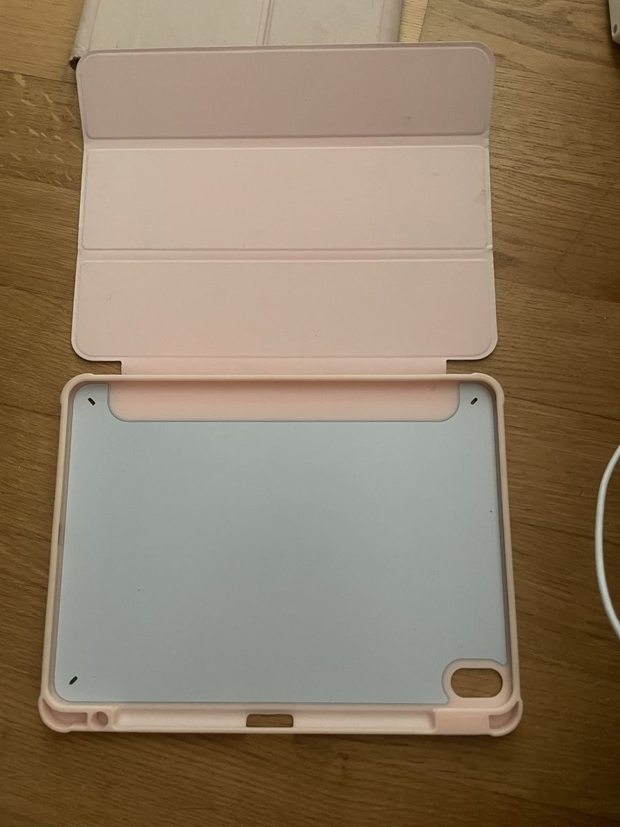 Apple Coques & Sacs: 2 Ipad Air 5th Generation Hüllen  – D'occasion à Windisch par loro1234. 1