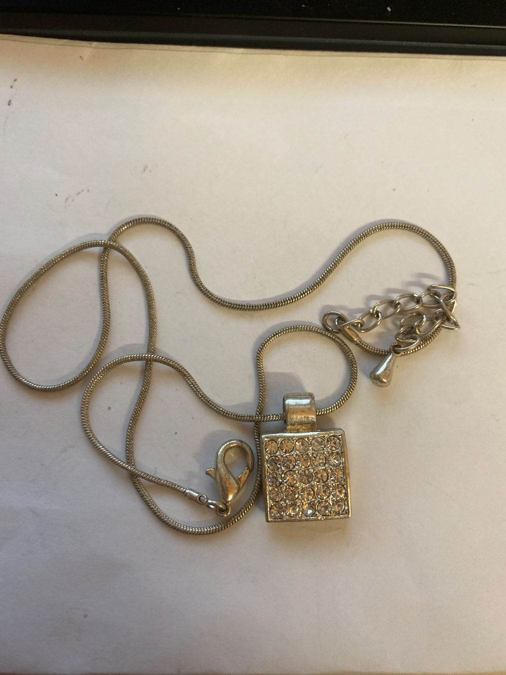 Catenine: Collier élégant avec pendentif carré scintillant – Nuovo (secondo la descrizione) da Le Brassus venduto da cinema13