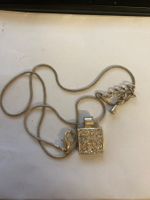 Collier élégant avec pendentif carré scintillant
