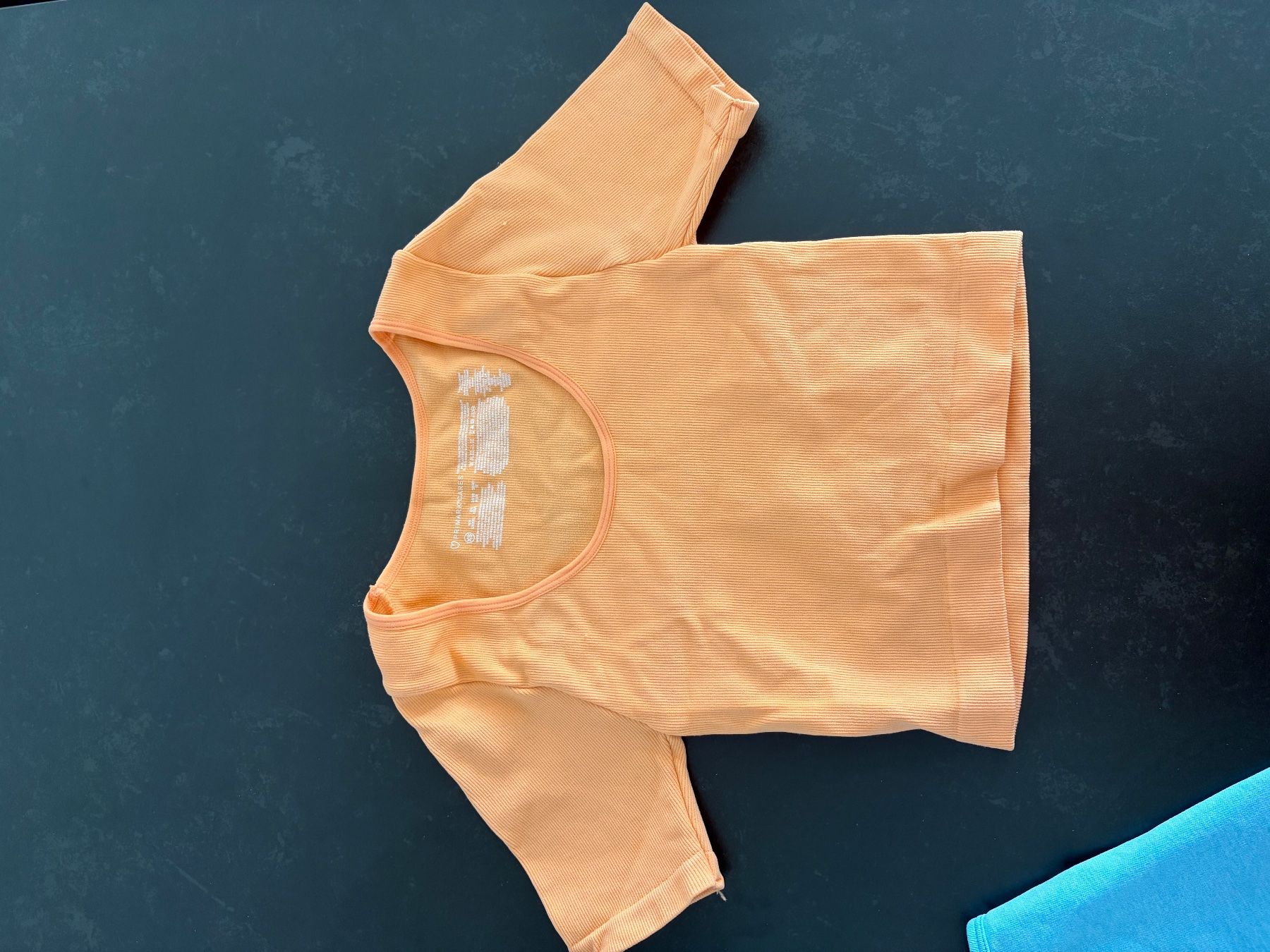 Lots de vêtements: Sporttops Primark, hellblau und orange – D'occasion à Möhlin par milenast23 3