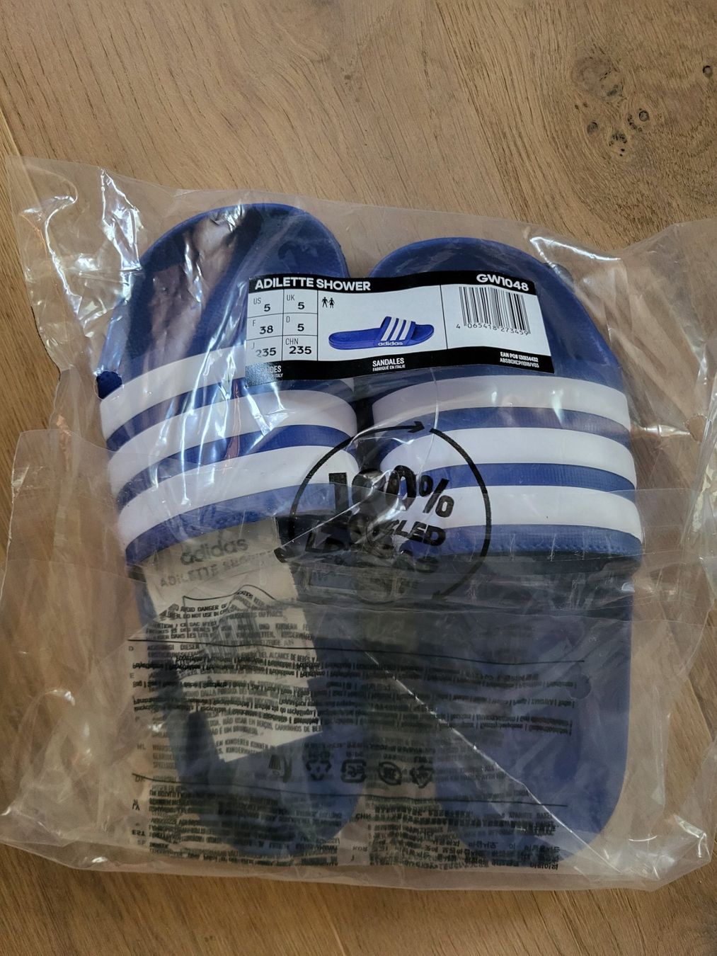 Adidas Herrenschuhe: Adilettes adidas NEUVES – Neu und originalverpackt aus Gampelen von cli_2thg