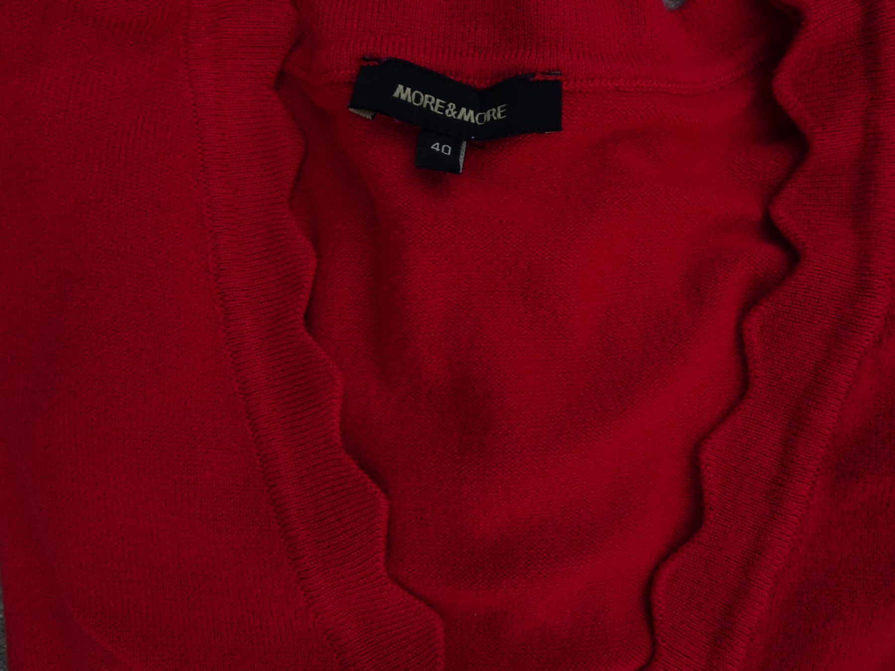 More & More Giacche: Strickjacke More & More rot mit Perlen Knöpfen Gr 40 – Usato da Winterthur venduto da blumeblau77 1