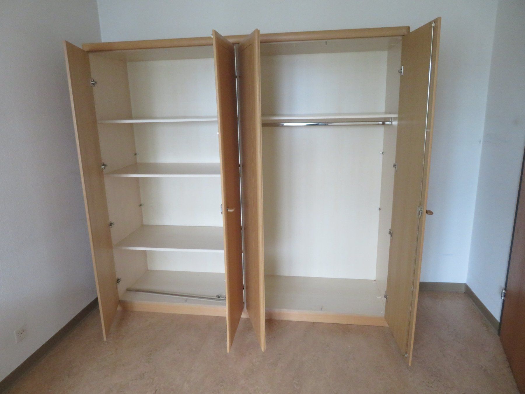 Pfister Schränke: Pfister-Schrank 4-türig – Gebraucht aus Reinach BL von  3