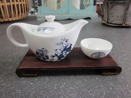 Teeset Fine Bone China weiss/blau und Holztablett