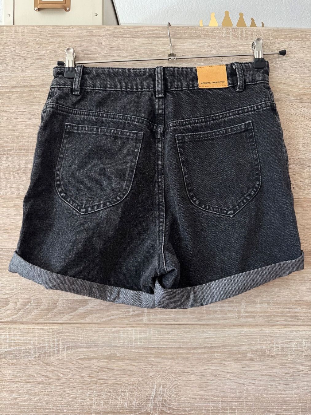Zara Pantaloni: Short en jeans noir – Nuovo (secondo la descrizione) da Montreux venduto da Izapechee 2