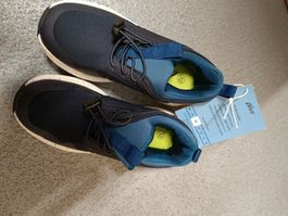 Neue Sneaker 32