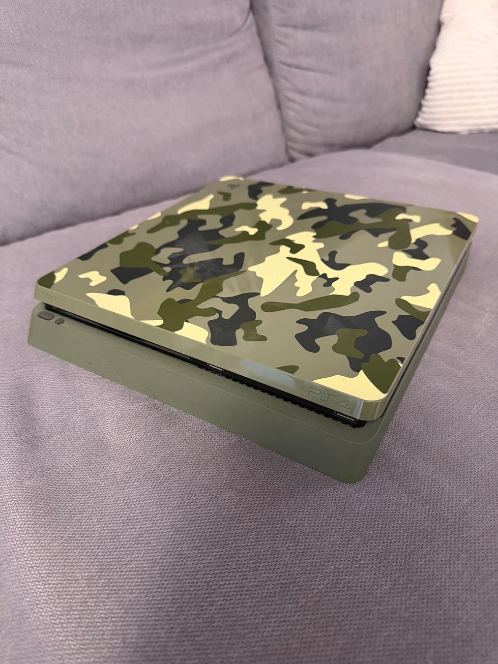 Sony Konsolen: PS 4 Camouflage + 2 Controller + VR1 Brille – Gebraucht aus Langnau am Albis von adi_fd6d