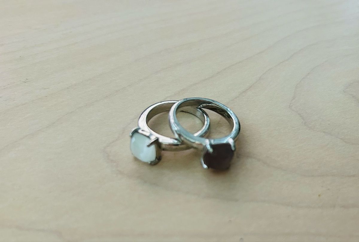 Ringe: Zwei Ringe mit Steinbesatz silberfarben – Neu (gemäss Beschreibung) aus Schwyz von lookatit