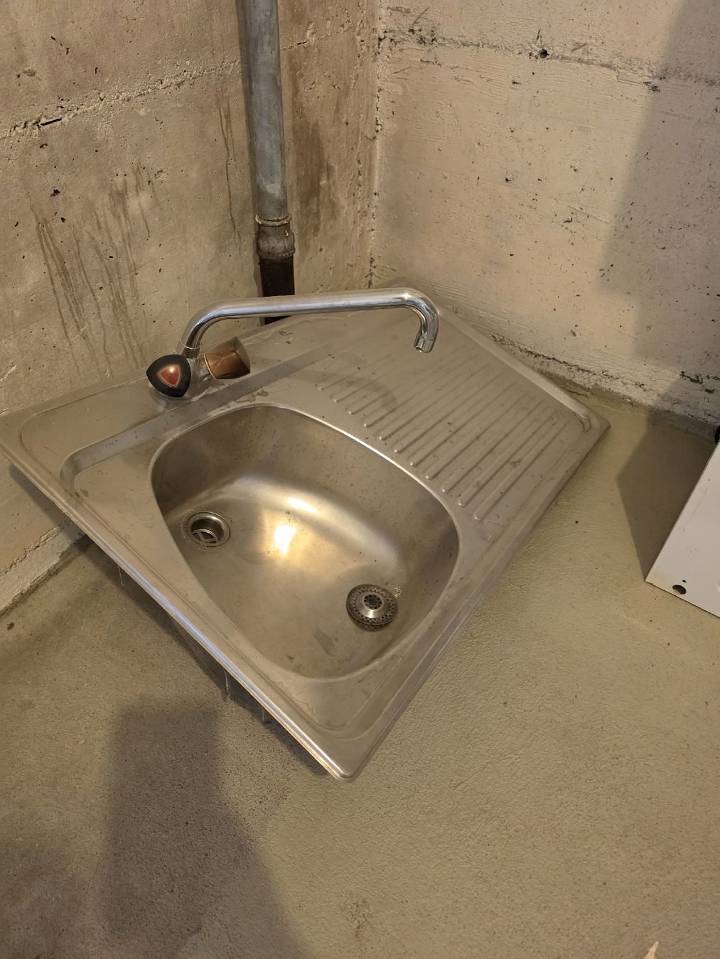 Spülbecken & Waschbecken: Waschbecken aus Metall – Gebraucht aus Ebikon von lyl