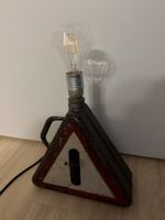 Lampada da tavolo industriale con  triangolo segnaletico