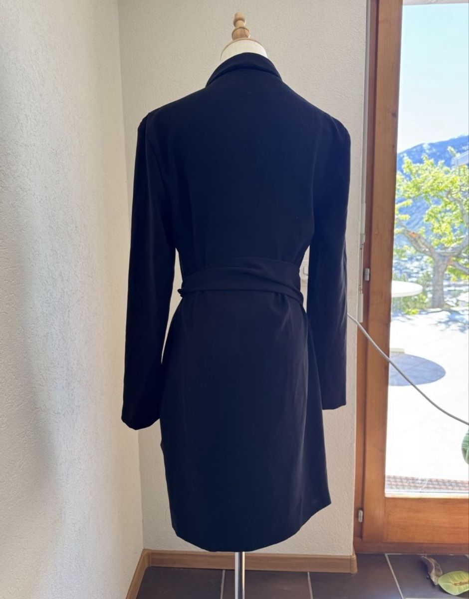 Kleider: Schwarzes Blazerkleid mit Wickeldesign, Größe S – Neu und originalverpackt aus Veyras von ValClasse 2