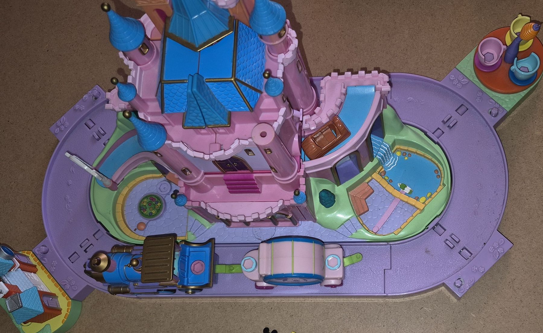 Maisons pour enfant: Château Polly Pocket avec train et accessoires 1995 – D'occasion à Penthalaz par yve_wsq8