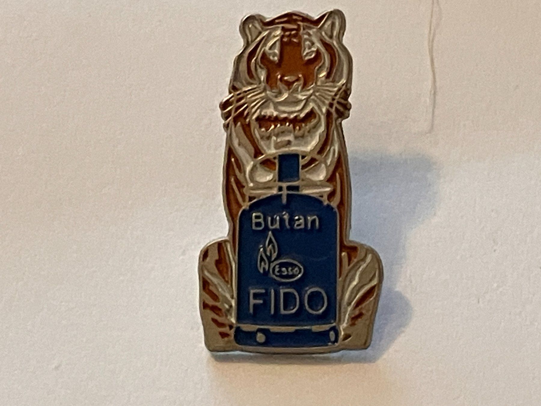Placchette & Badge: 1 Pin Esso Butan Fido – Usato da Basel venduto da djwwpp