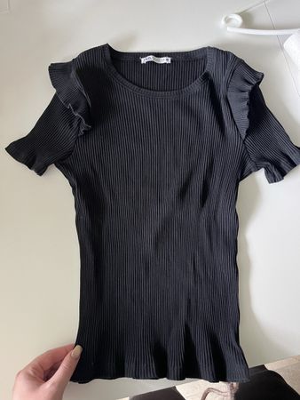 Schwarzes Zara Shirt mit Rüschen - Grösse M - Top Zustand!