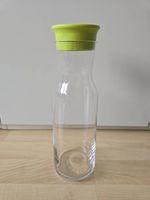 Glaskaraffe mit grünem Kunststoffdeckel