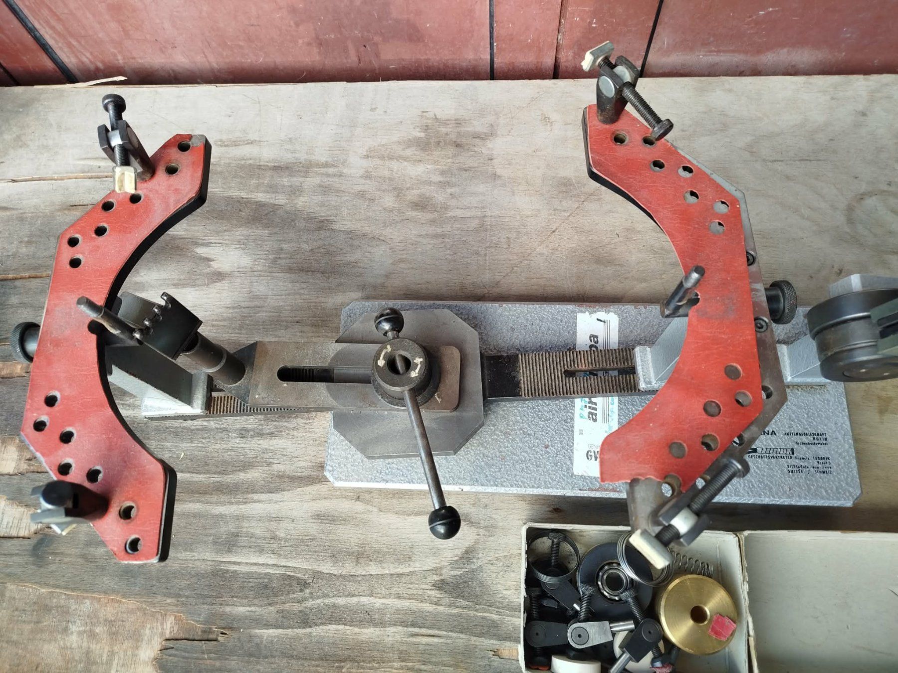 Tutti gli attrezzi: Machine à corder les raquettes de tennis. – Usato da La Chaux-de-Fonds venduto da Emmaus2300CDF 1