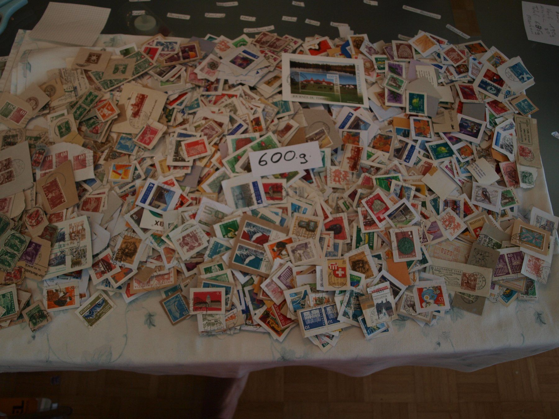 Tutti i francobolli: 600 g Schweizer Briefmarken auf Papier. Gebraucht – Usato da Aarau venduto da Marcele0