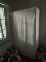 Kleiderschrank Stoff weiss mit Kleiderstange und Tablaren