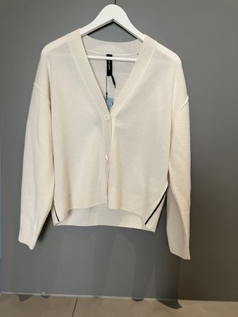 Wunderschöne Strickjacke in Wollweiss