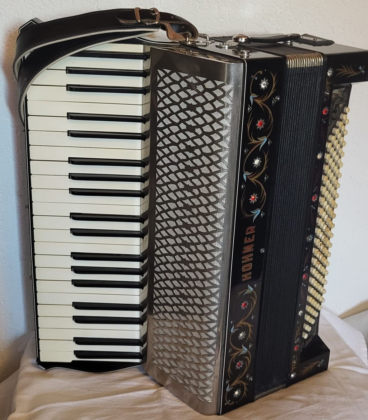 Strumenti musicali: Accordéon hohner ancien révisé – Usato da Penthalaz venduto da EvandroLuz 5