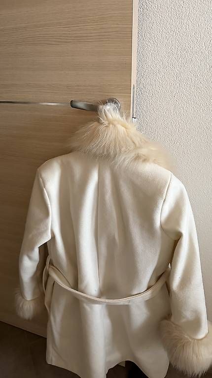 Cappotti: Vendo cappotto con pelliccia – Usato da Sessa venduto da Thisisemma 4