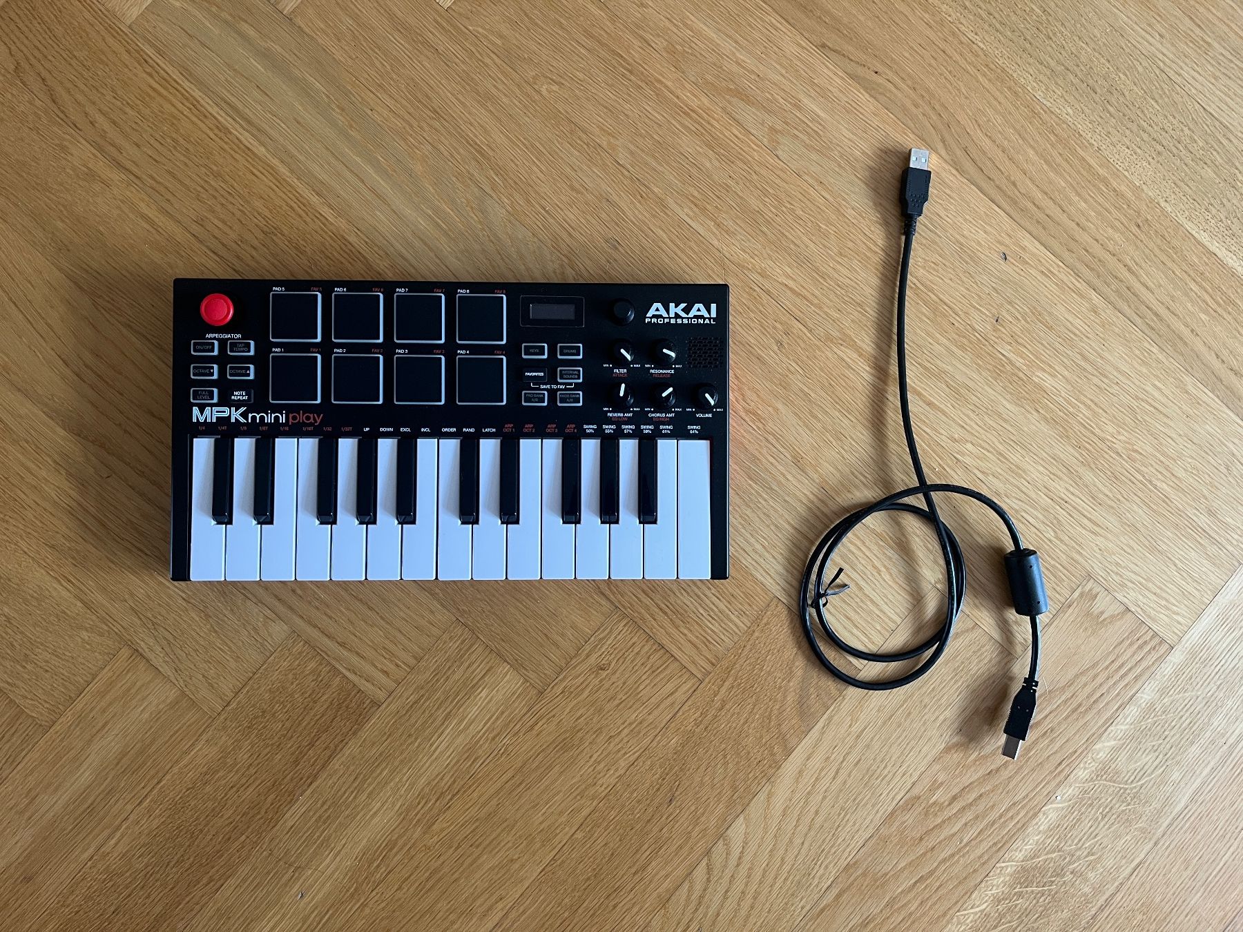 Akai Console di mixaggio: AKAI MPK Mini Play – MIDI Keyboard / USB Controller – Usato da Zürich venduto da bretxo