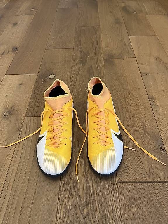 Nike Scarpe da uomo: Nike Hallenschuh gelb schwarz Gr. 40 – Usato da Ottoberg venduto da yvonne.graenacher