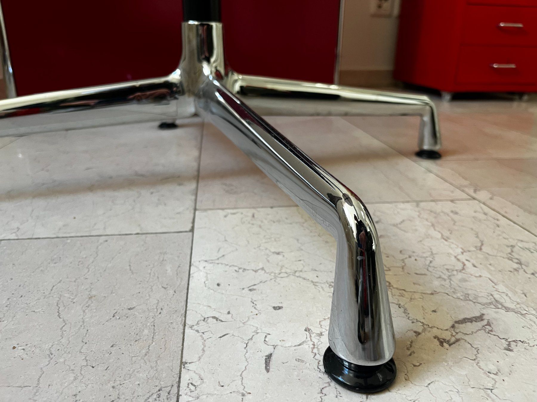 Eames Tavoli: Eames Runder Stehtisch Bistrotisch Eames Contract von Vitra – Usato da Zürich venduto da Allrounders 9