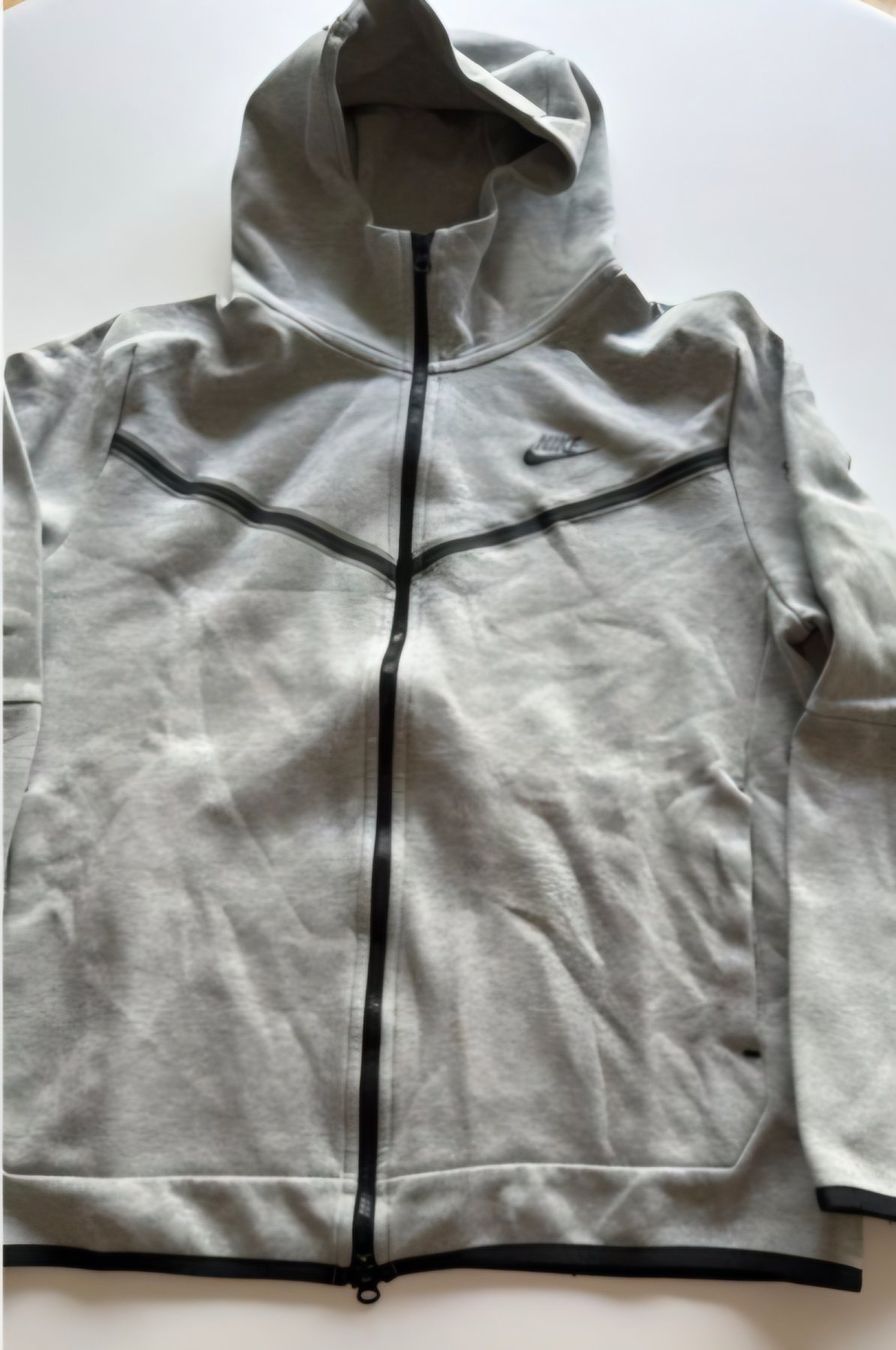 Nike Giacche: Nike Tech Fleece Hoodie grau Grösse L – Usato da Rütihof venduto da Sharky9