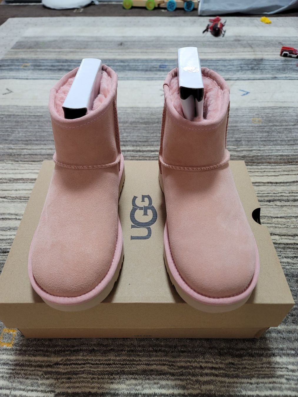 Ugg Scarpe da donna: UGG Classic Mini Logo 36 Neu!! – Nuovo e nell'imballaggio originale da Dietikon venduto da Kaska2020 1