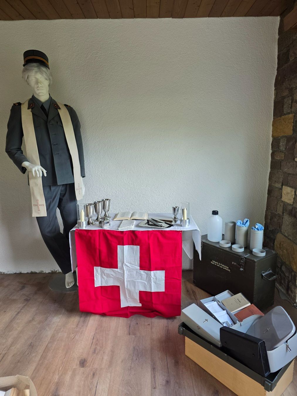 Schweizer Armee Uniformen: CH Armee Uniform Priester / Armeeseelsorger mit Feldaltar – Gebraucht aus Obermumpf von oiskypoisky 8
