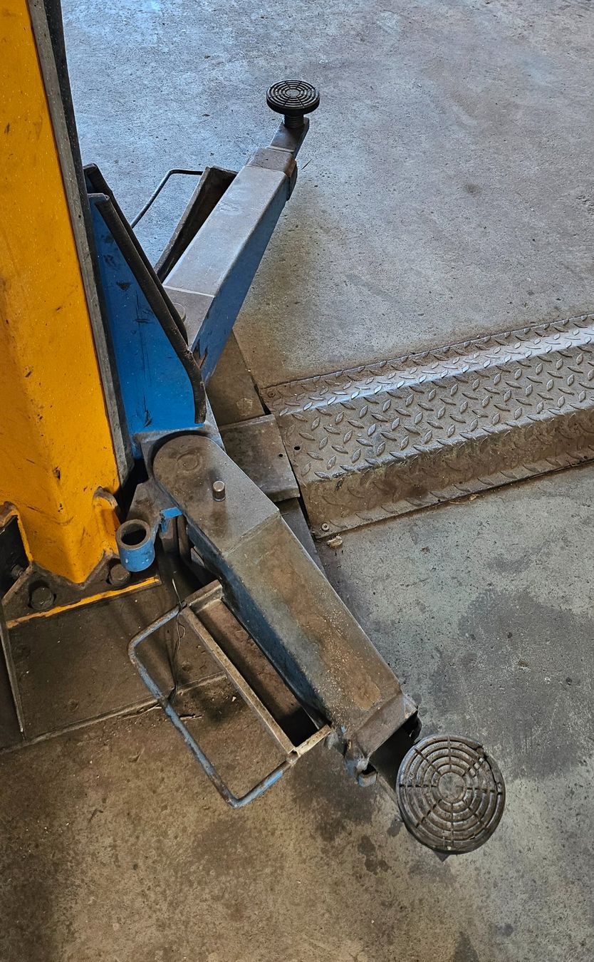 Piattaforme elevatrici & Crick: Autolift mit 2 Säulen – Usato da Hofstetten ZH venduto da Maya_K 3