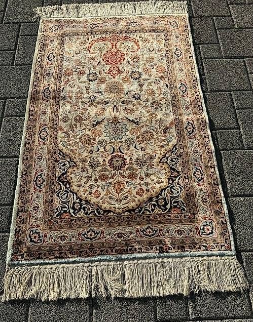 Tappeti: Chinesischer Wand-Seidenteppich – Usato da Gipf-Oberfrick venduto da Livingstone5