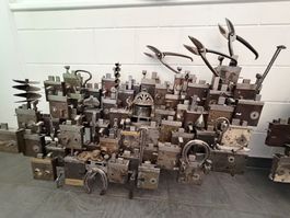 Kunstobjekt aus alten Schlössern Metallskulptur gebraucht