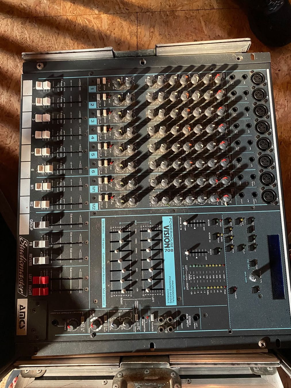Platines de mixage: Console de mixage Studiomaster 708 Powerhouse Vision 700W – D'occasion à Sornetan par ale_m6gp