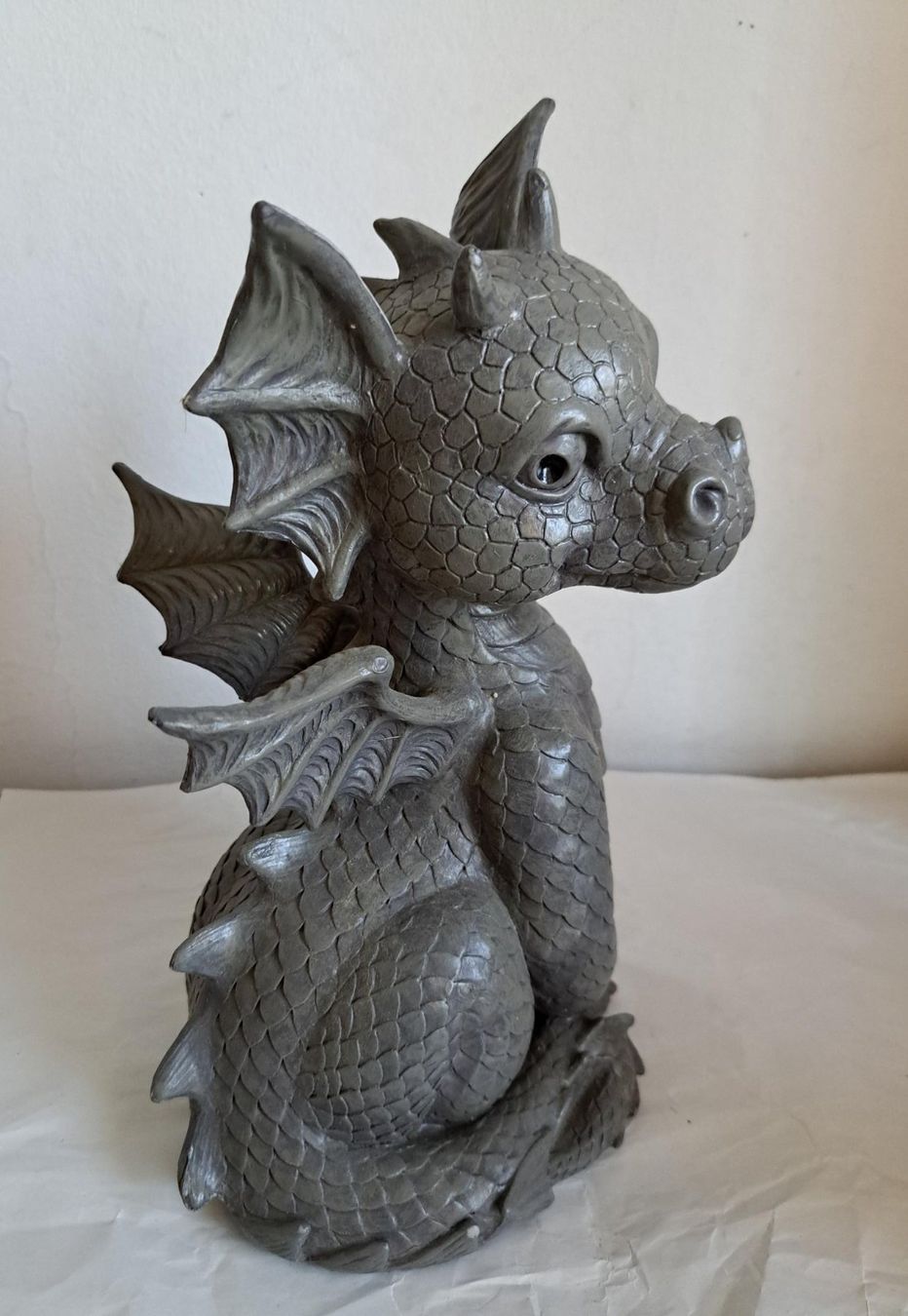 Statuette: Gartenfigur Drache sitzend aus Polyresin – Usato da Basel venduto da Patiscat