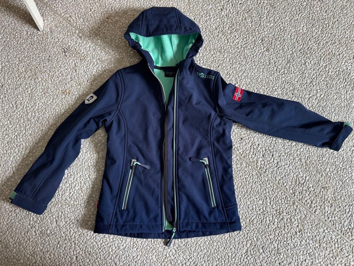 Trollkids Giacche & Cappotti: Trollkids Softshell Jacket Navy Size 128 Windprotect – Usato da Worb venduto da mcdorian