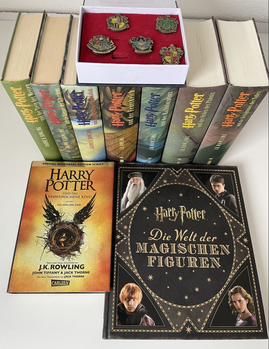 Libri: Harry Potter Kollektion inkl. Pins – Nuovo (secondo la descrizione) da Ried b. Kerzers venduto da TheReds