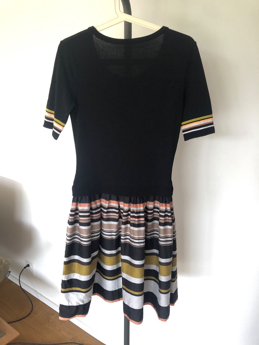 Marc Cain Vestiti: Kleid Stretch und Seide Marc Cain schwarz gestreift – Usato da Schinznach Dorf venduto da mysy 2