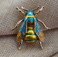 Hummel Brosche