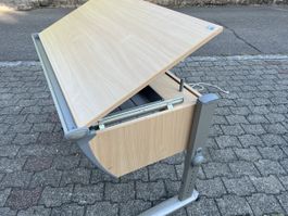 Höhenverstellbarer Kinderschreibtisch mit Korpus