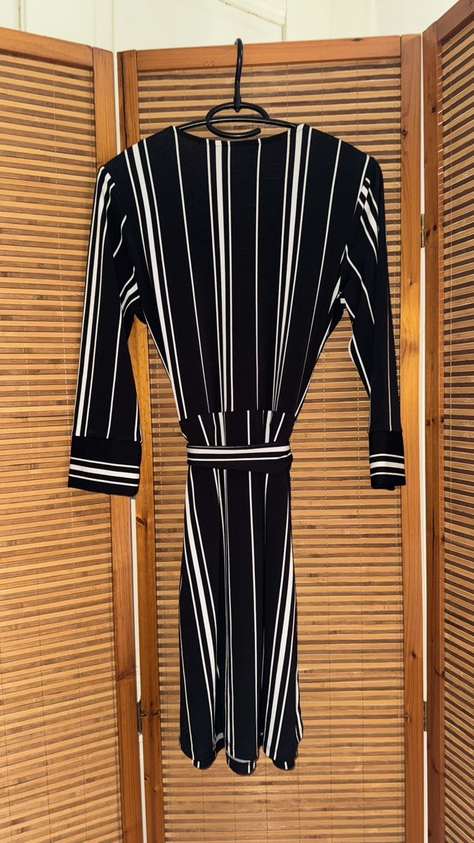 H&M Robes: Kleid H&M, 38 schwarz/weiss – D'occasion à Gümligen par morticiaaddams 2