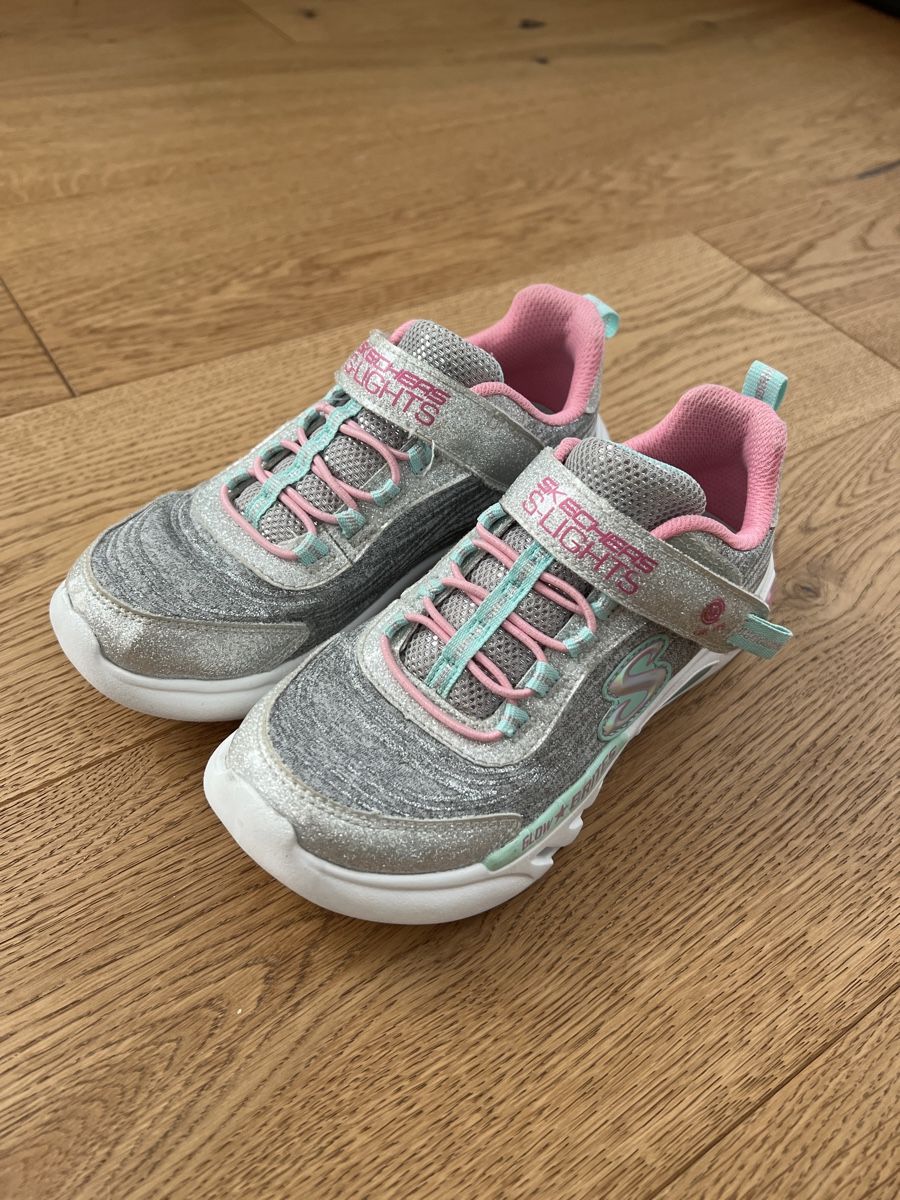 Scarpe per ragazze: Skechers Sneaker Gr. 30 mit Glitzer & Licht – Usato da Aeugst am Albis venduto da Bsaeub